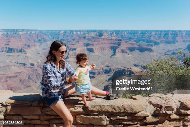 usa, arizona, grand canyon national park, grand canyon village, mother and little daughter on a wall - grand canyon village fotografías e imágenes de stock