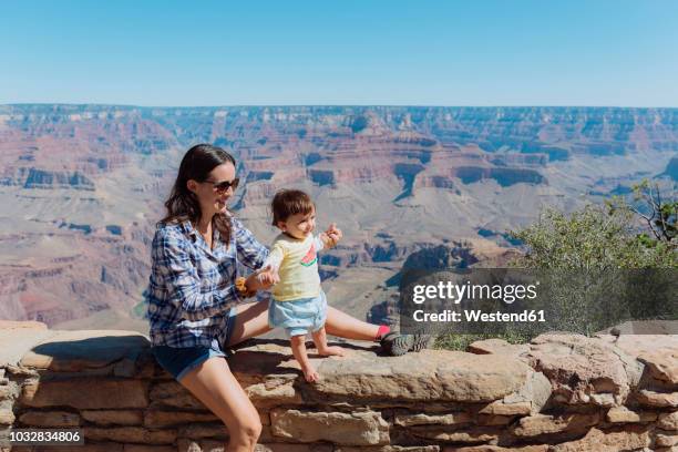 usa, arizona, grand canyon national park, grand canyon village, mother and little daughter on a wall - grand canyon village stockfoto's en -beelden