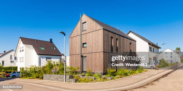 germany, baden-wuerttemberg, stuttgart, ostfildern, modern efficiency house, wooden facade, thermal insulation - hausfassade stock-fotos und bilder