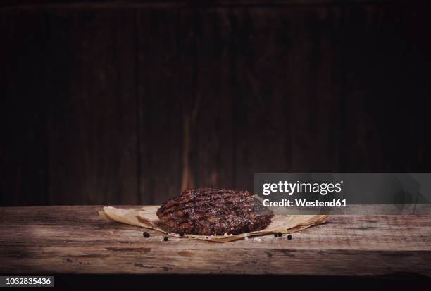 burger patty on wood, copy space - hamburger photos et images de collection