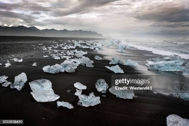 iceland, south of iceland, joekulsarlon glacier lake, icebergs - laguna jokulsarlon - fotografias e filmes do acervo