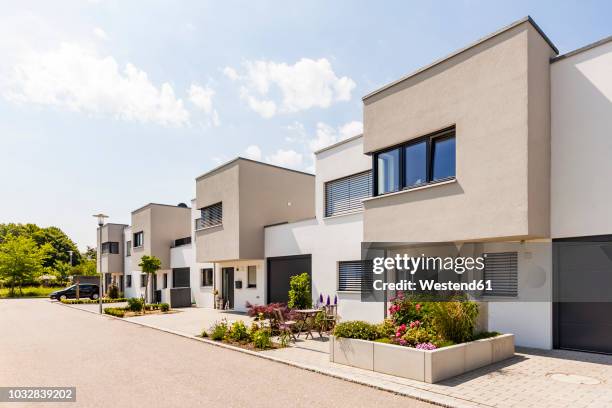 germany, bavaria, neu-ulm, modern one-family houses, efficiency houses - façade immeuble photos et images de collection