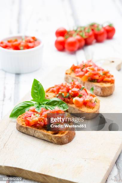bruschetta with tomato, basil, garlic and white breah - bruschetta stock-fotos und bilder
