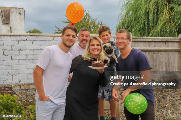family with birthday cake - paul mansfield photography stock-fotos und bilder