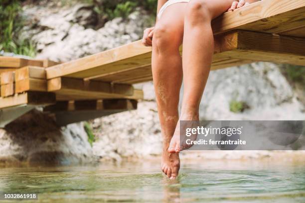 füße in frischem wasser eintauchen - dippen stock-fotos und bilder