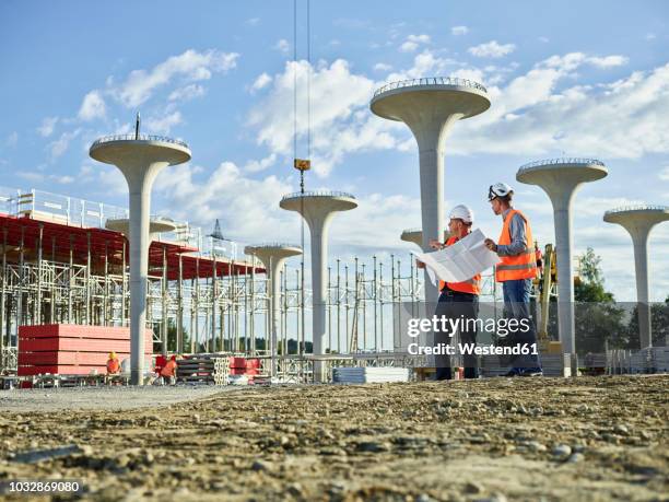 workers on construction site looking at blueprint with the architect - 2018 blueprint stock pictures, royalty-free photos & images