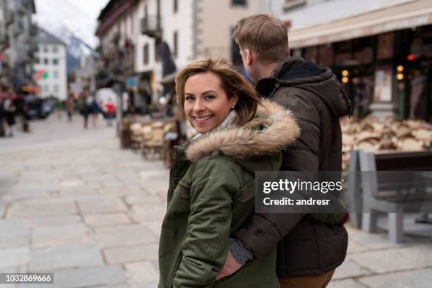 couple de profiter de l’hiver à pied en plein air dans un village - rhône alpes photos et images de collection