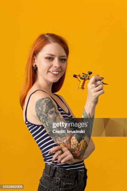 studio-porträt der tätowierer auf gelbem hintergrund - tattoo artist portrait stock-fotos und bilder