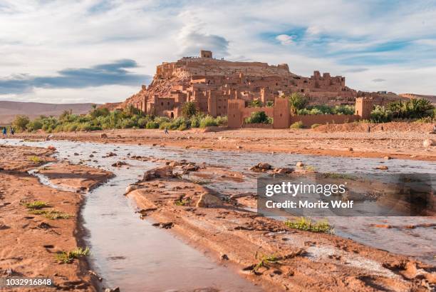 fortified village, residences of the kasbah ait benhaddou, high atlas, ksar ait benhaddou, ouarzazate province, souss-massa-draa, morocco - flussbett stock-fotos und bilder
