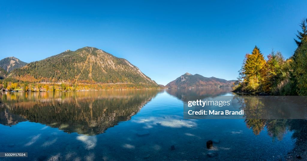 View over the lake with Jochberg and Herzogstand in autumn, water reflection, Walchensee, Upper Bavaria, Bavaria, Germany