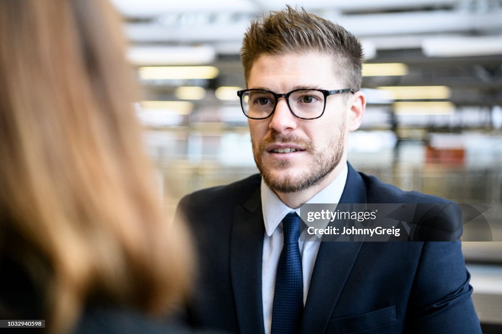 Retrato del medio empresario adulto usar anteojos de cerca