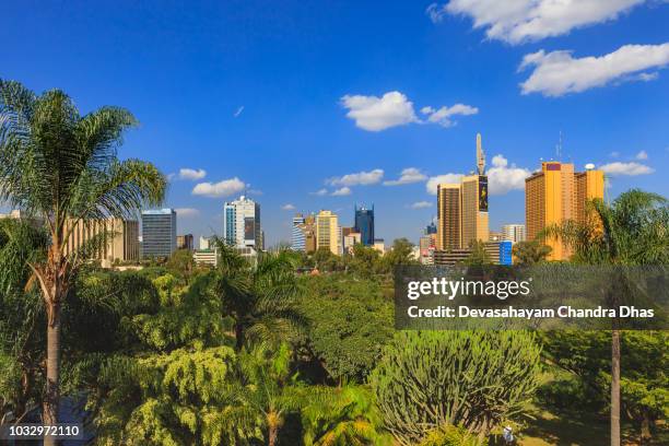 nairobi, kenia - mirando a través del parque a la avenida de centro jomo kenyatta en la luz del sol por la tarde: horizonte de nairobi - nairobi fotografías e imágenes de stock