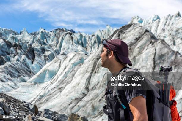 mann-wanderer oder fotograf mit berg und fox gletscher hintergrund in neuseeland - franz josef glacier stock-fotos und bilder