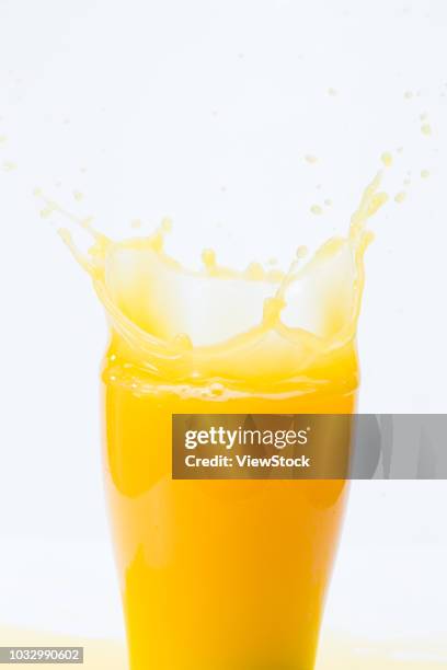 orange juice, - splash jus d'orange stockfoto's en -beelden