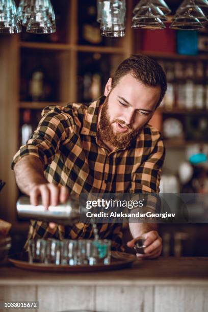 mannelijke barista maakt cocktail opnamen tijdens feest - barman tequila stockfoto's en -beelden