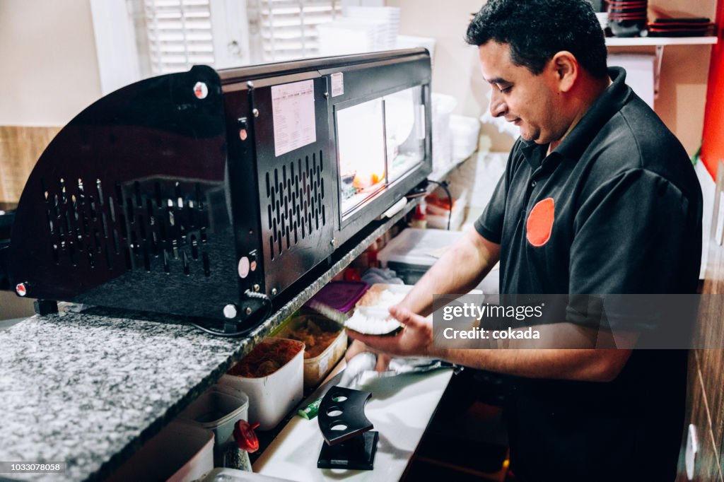 Sushi man een temaki sushi bereiden