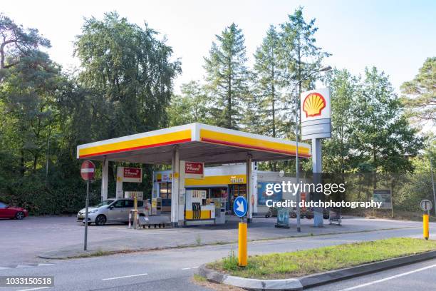 gasolinera shell en nunspeet, países bajos - concha fotografías e imágenes de stock
