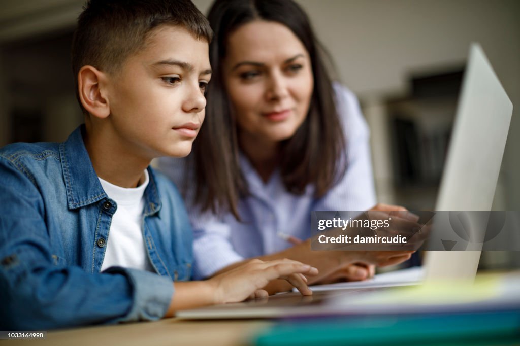 Mutter ein Sohn mit Laptop zu Hause