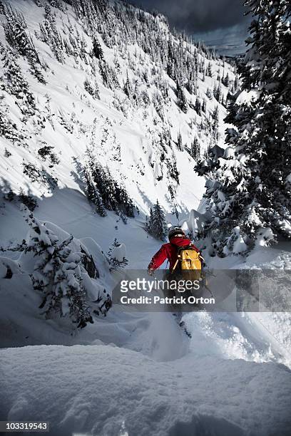 a telemark skier jumping into a narrow chute in montana. - chute ski 個照片及圖片檔