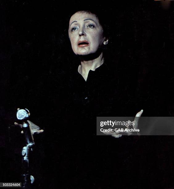 Photo of singer Edith Piaf performing