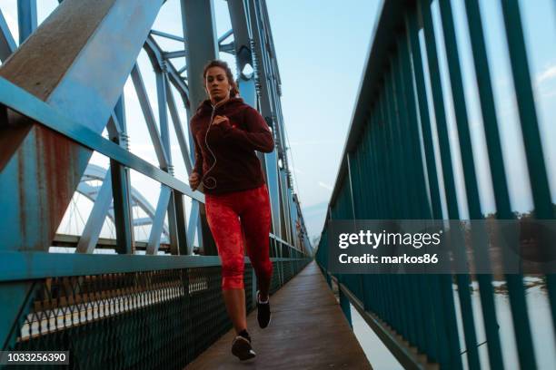 laufen bei dawn - joggerin stock-fotos und bilder