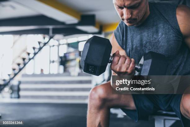 sport. atleta forte irriconoscibile farà esercizio fisico - strongman foto e immagini stock