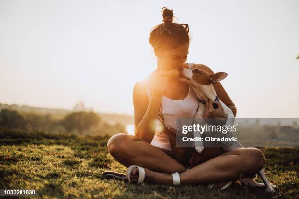 アイスクリームを食べる犬を持つ若い女性 - love summer ストックフォトと画像