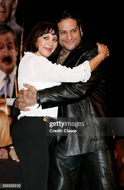 Maribel Fernandez la Pelangocha and El Cibernetico pose for a photograph during a press conference of the play 'Un Romeo Muy Julieta' at Diego Rivera...