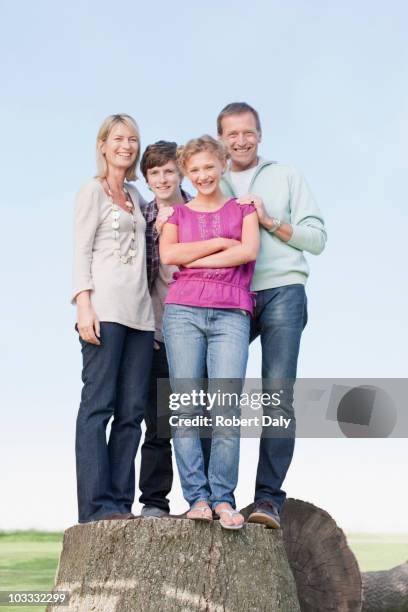 souriant famille sur souche d'arbre - mother with daughters 12 16 photos et images de collection