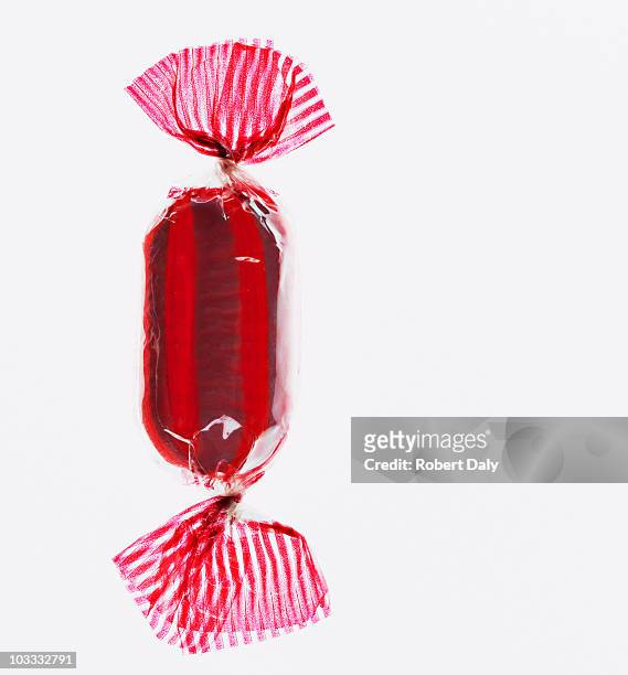 nahaufnahme des wrapped hard candy - candy wrapper stock-fotos und bilder