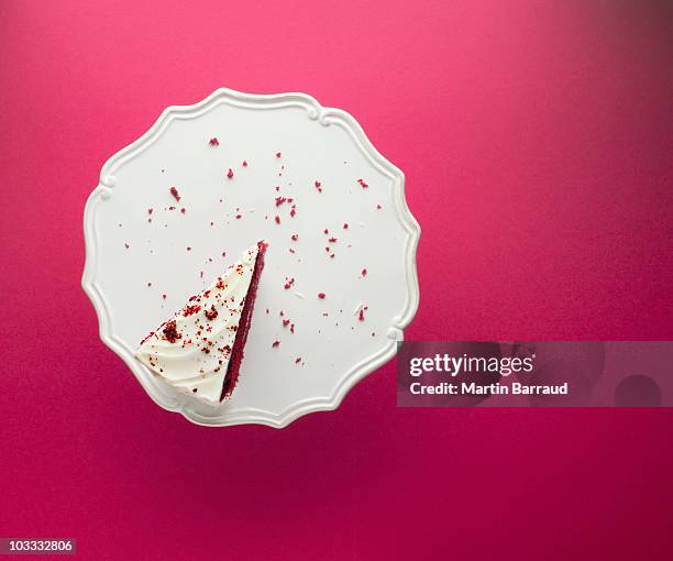 stück schokolade kuchen auf kuchenständer - cakestand stock-fotos und bilder
