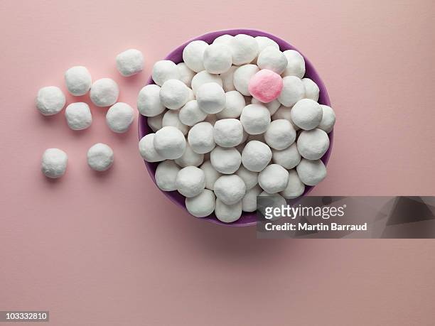 schale mit weißen bonbons und einem rosa mint - temptation stock-fotos und bilder
