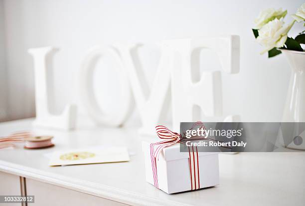 hölzerne "love" buchstaben dekoration und geschenk-box mit - gift box tag stock-fotos und bilder