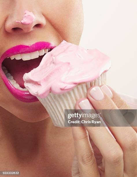 primer plano de mujer con rosa y frosting lápiz labial - cupcake fotografías e imágenes de stock