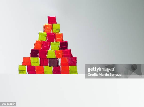 pyramide von lebhaften götterspeise würfel - food pyramid stock-fotos und bilder