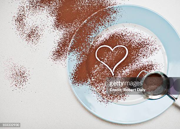 corazón en forma de extracción de polvo de cacao en placa - polvo de cacao fotografías e imágenes de stock