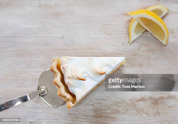 slice of lemon meringue pie - maräng bildbanksfoton och bilder