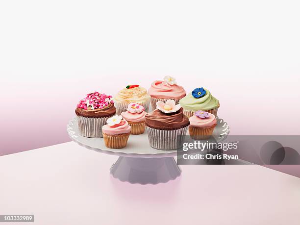 variety of cupcakes on cakestand - bandeja de bolo - fotografias e filmes do acervo