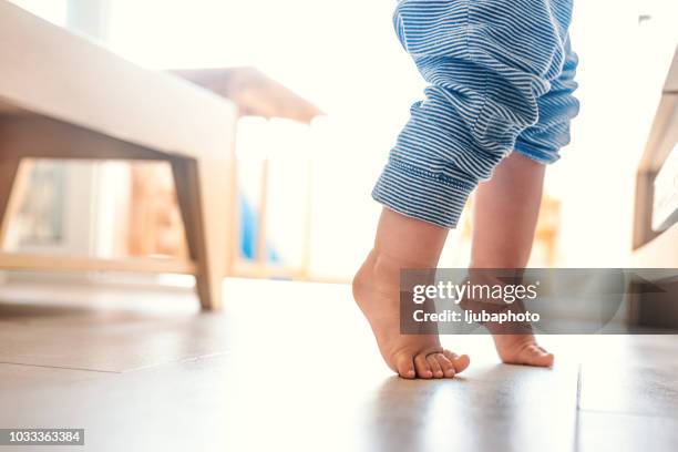 niño boy  - barefoot boy fotografías e imágenes de stock