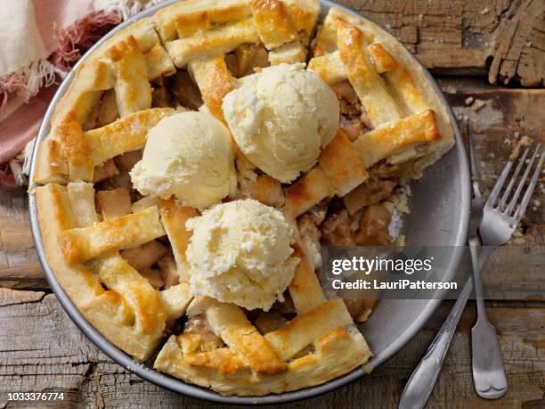 pastel de manzana con helado de vainilla - frozen apple fotografías e imágenes de stock