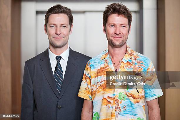 businessman next to himself dressed casually - hawaiian shirt 個照片及圖片檔