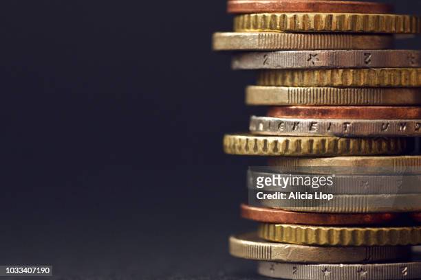 macro coins stack - finanzas domésticas fotografías e imágenes de stock