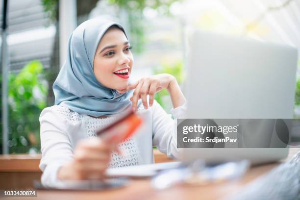 amour, magasinage en ligne - voile religieux photos et images de collection