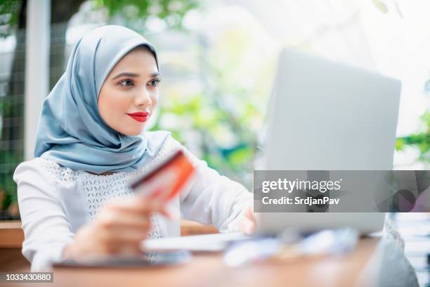 c’est beaucoup plus facile et pratique - voile religieux photos et images de collection