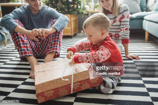 kerstmis is de tijd voor presenteert - familie met één kind stockfoto's en -beelden