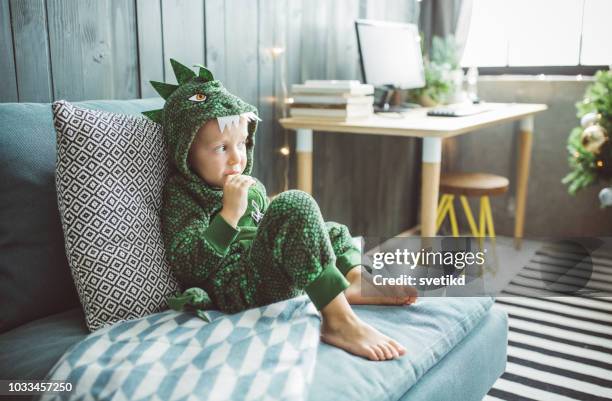 roliga juldagsmorgon hemma - pyjamas bildbanksfoton och bilder