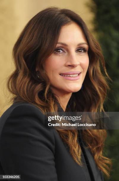 Actress Julia Roberts attends the premiere of "Eat Pray Love" at the Ziegfeld Theatre on August 10, 2010 in New York City.