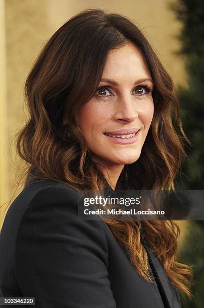 Actress Julia Roberts attends the premiere of "Eat Pray Love" at the Ziegfeld Theatre on August 10, 2010 in New York City.