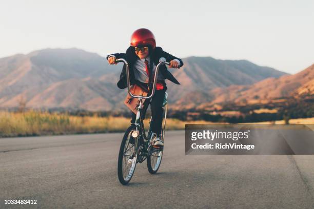entreprise jeune garçon de course à vélo - 2018 cycling photos et images de collection