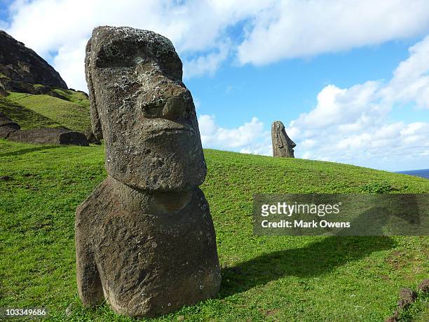 easter island rano raraku moai - rano raraku stock pictures, royalty-free photos & images